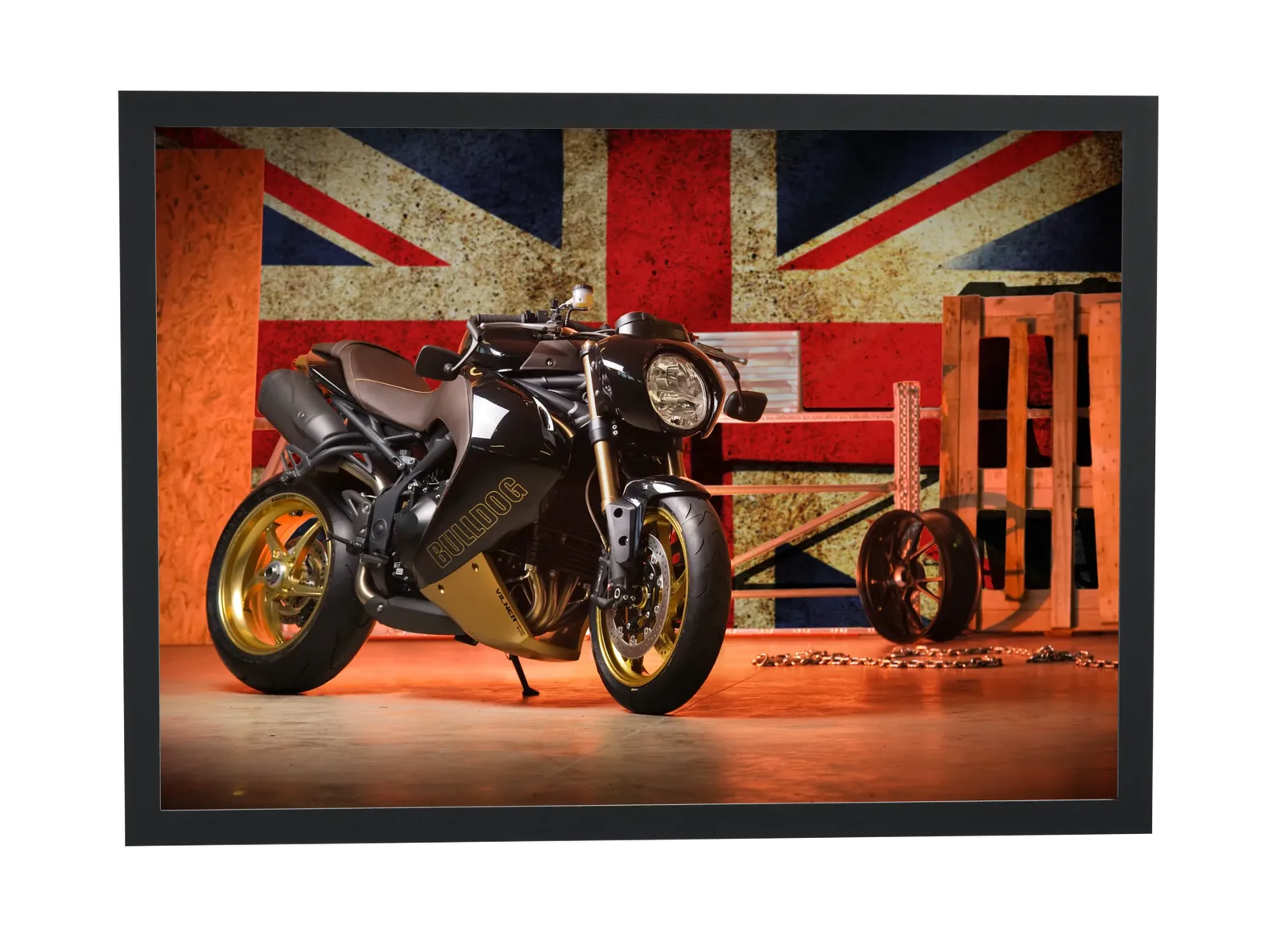 Moto custom diante da bandeira britânica