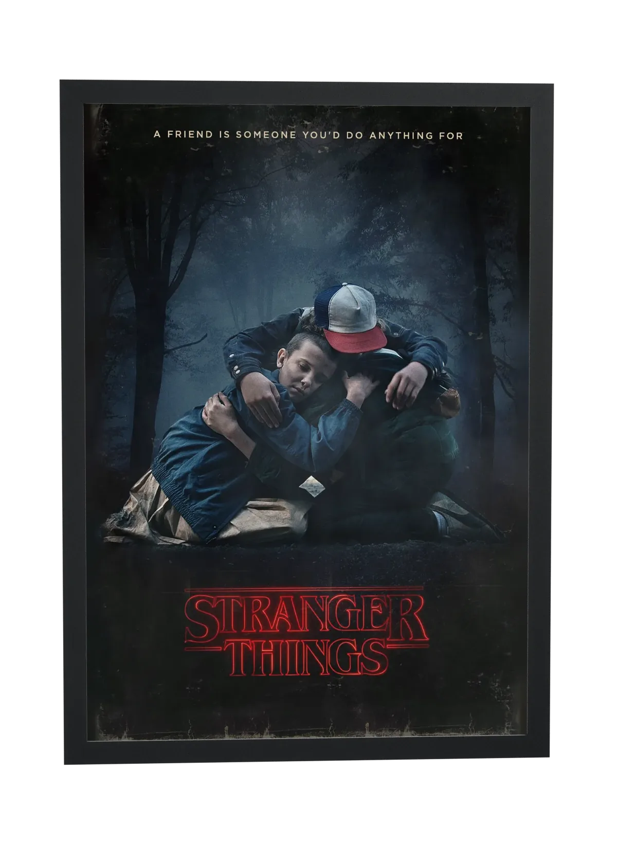 Stranger Things (2016): abraço de amigos na floresta