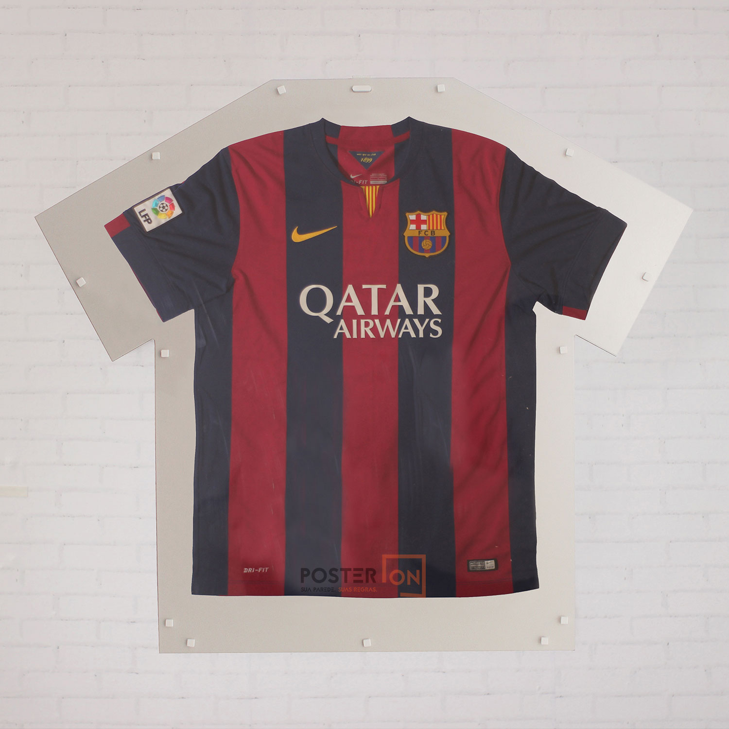 Display com fundo branco e camisa de futebol
