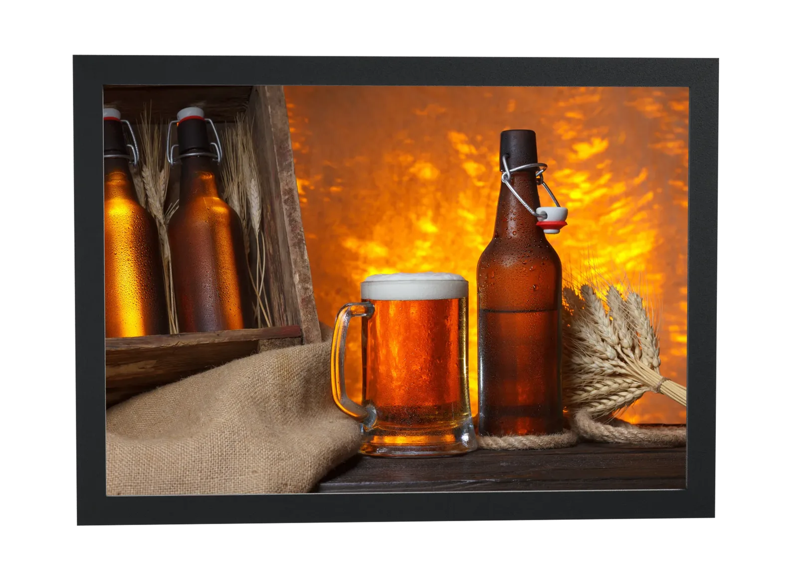 Cerveja e trigo em cenário rústico