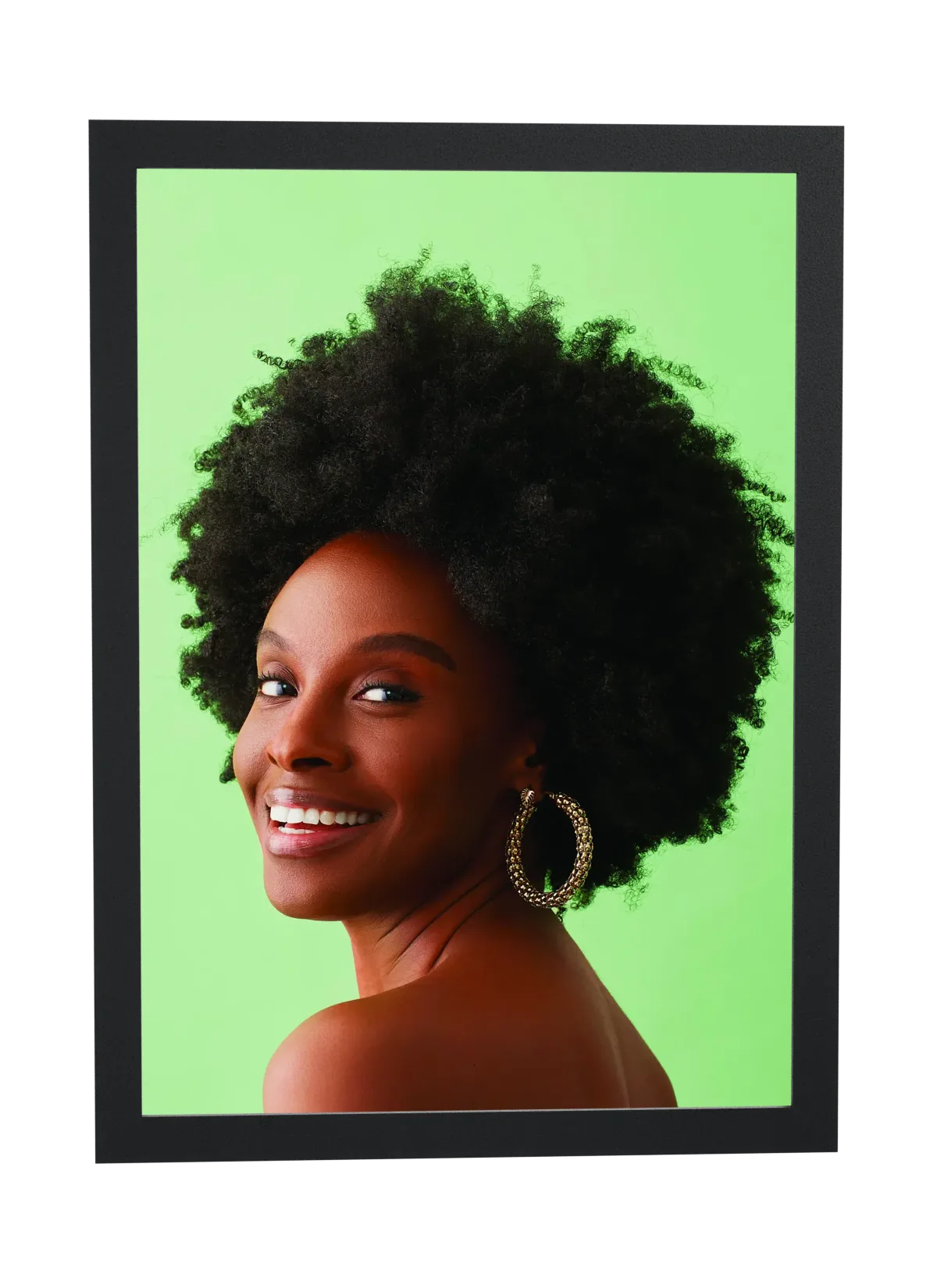 Mulher de cabelo afro sorrindo