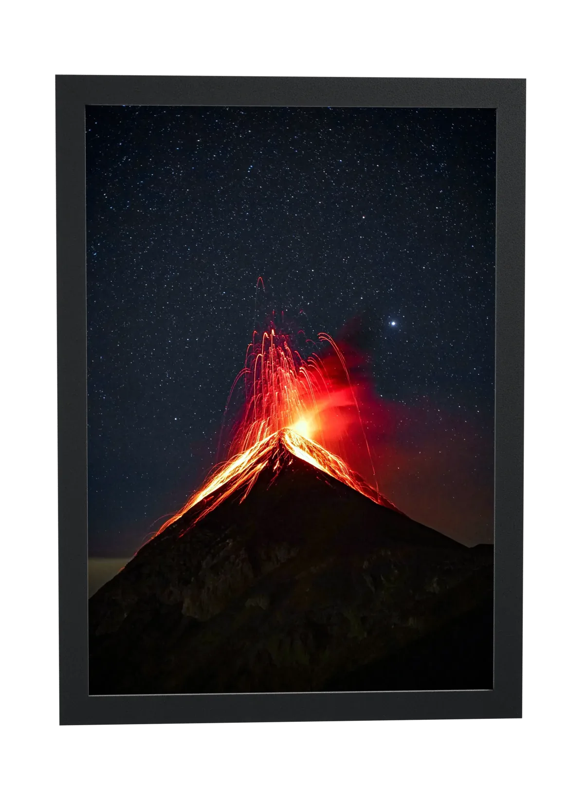 Vulcão em erupção à noite