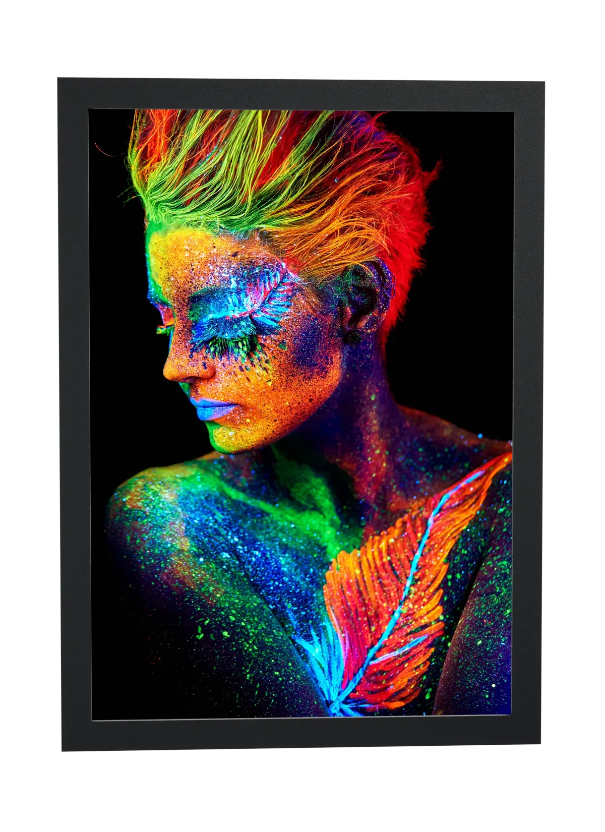 Mulher com pintura neon fluorescente