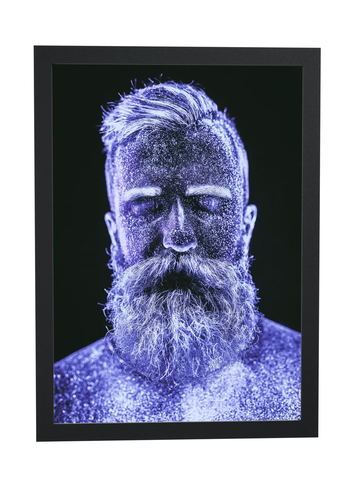 Homem barbudo com glitter azul