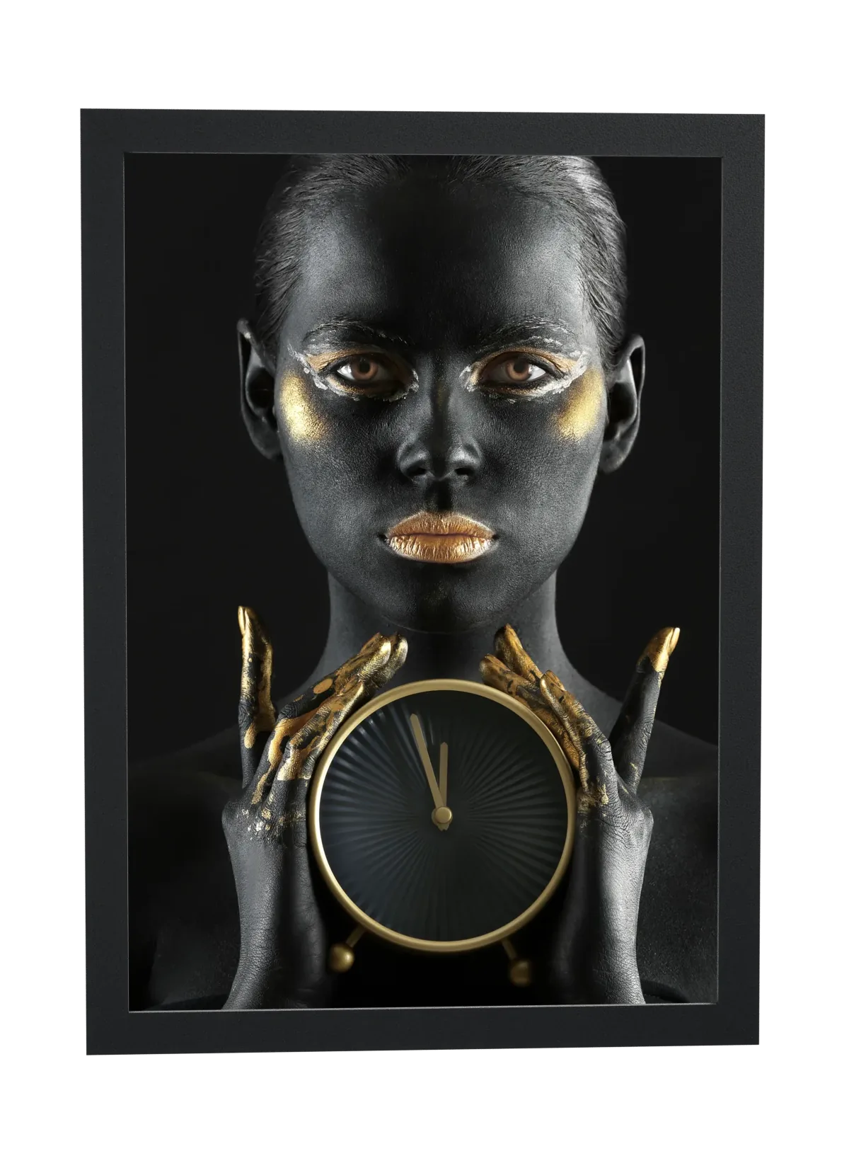 Mulher pintada de preto com relógio
