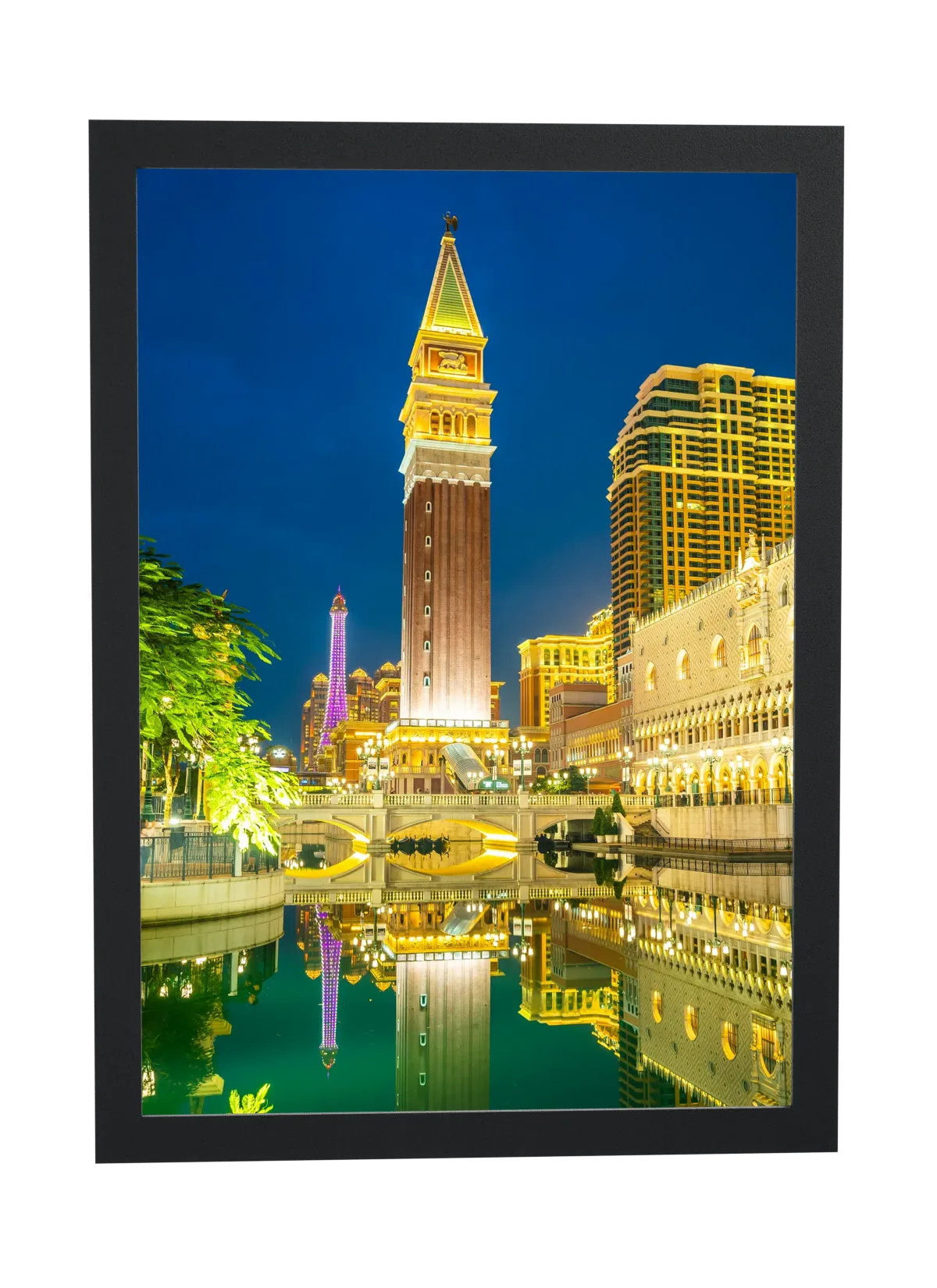 Torre veneziana dourada à noite
