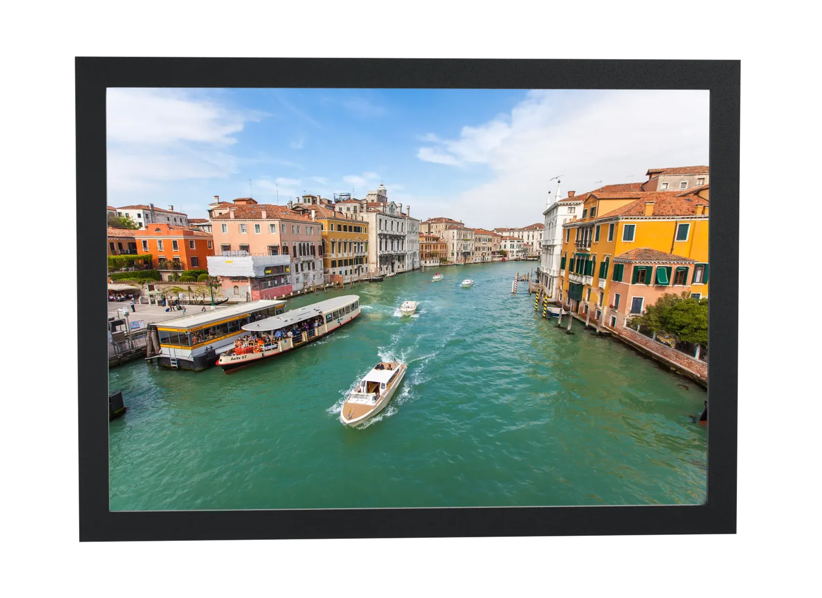 Grande Canal com barcos em Veneza