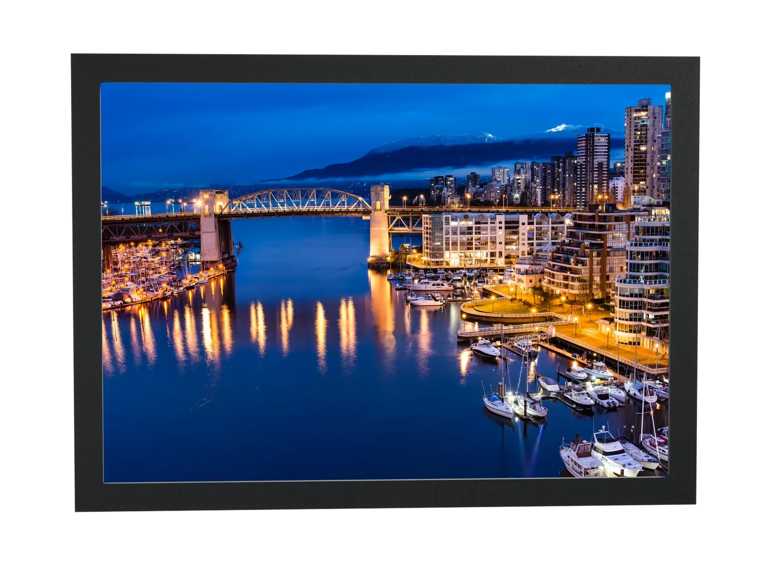 Marina iluminada e ponte de arco