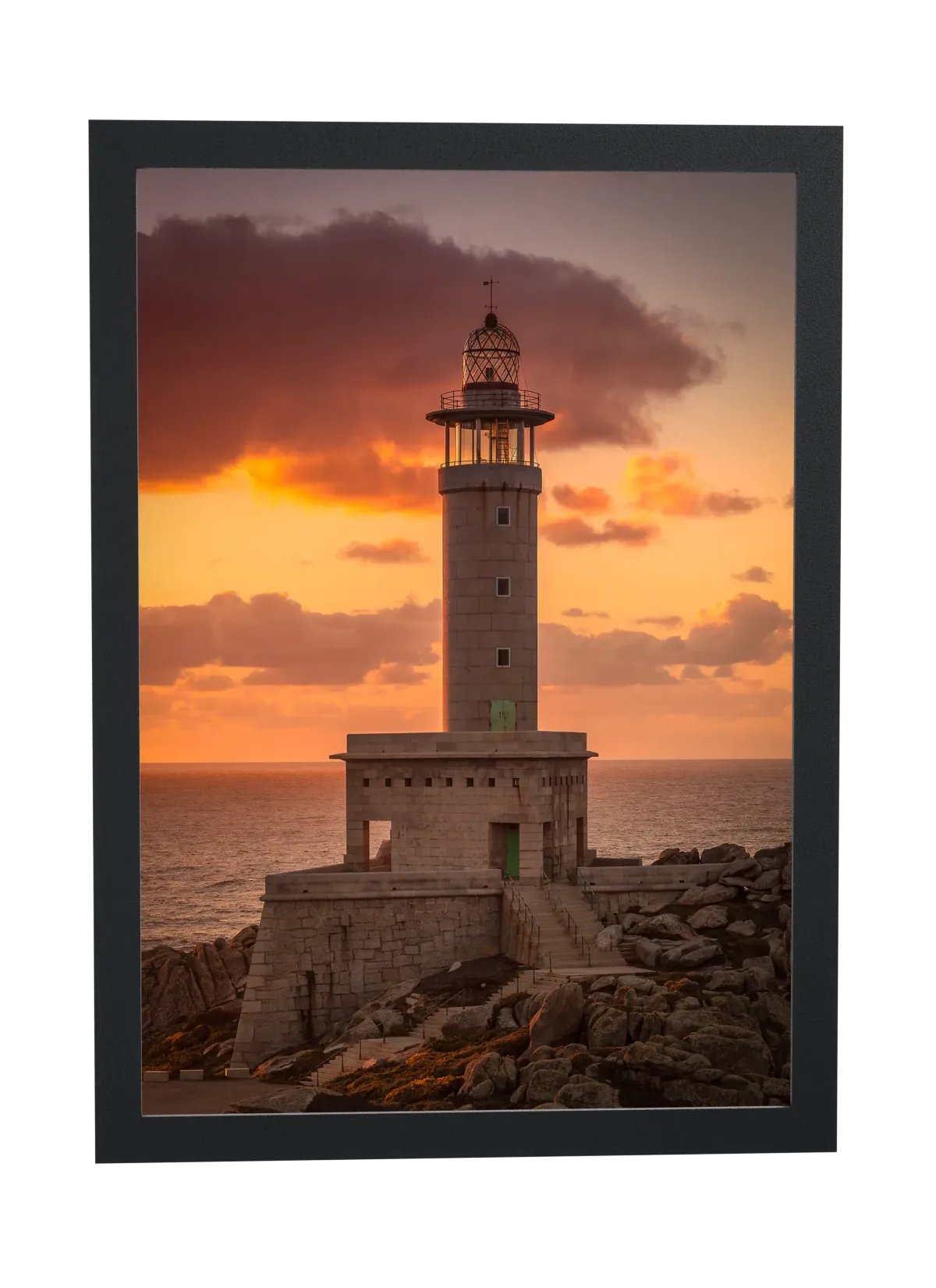 Farol de pedra sobre rochas