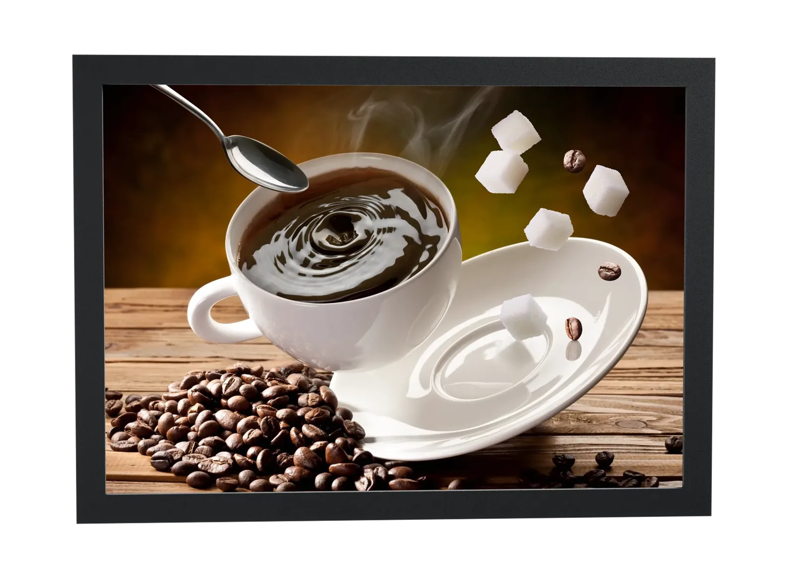 Café preto com cubos de açúcar