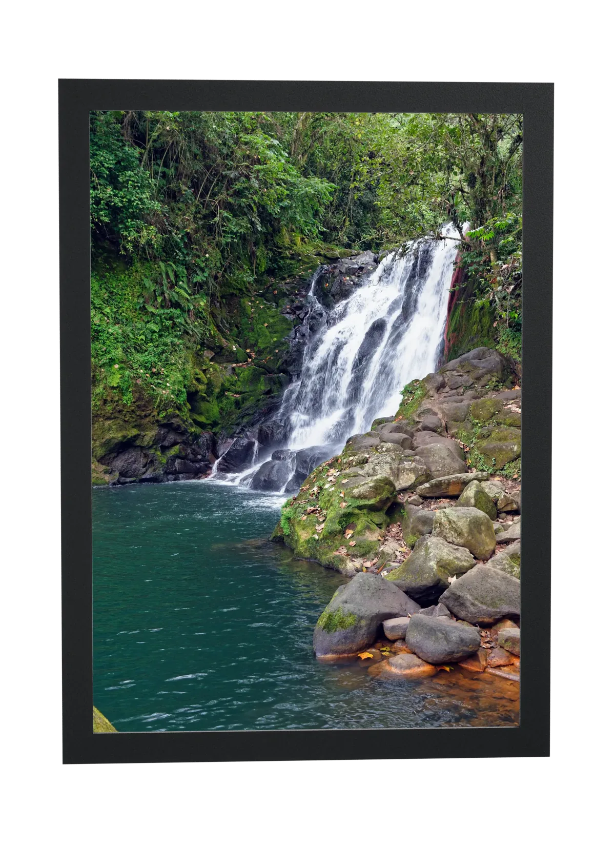 Cachoeira com poço de água verde