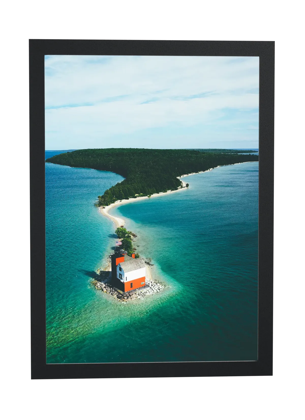 Farol em ilhota de águas turquesa
