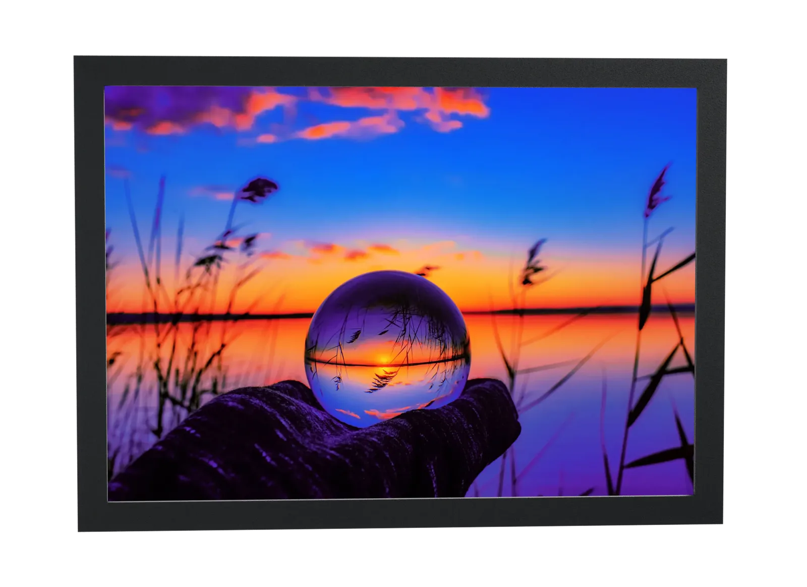Esfera de cristal refletindo o lago