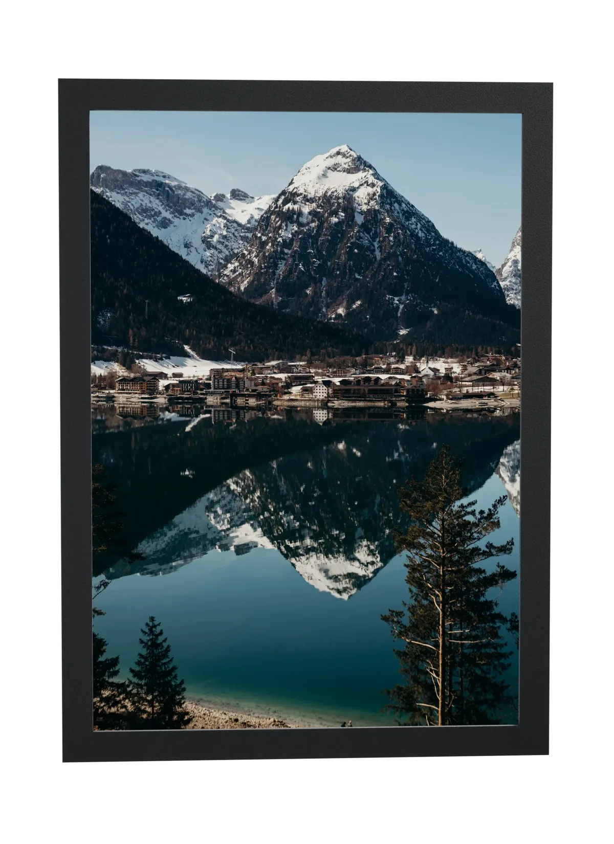 Montanhas nevadas refletidas no lago