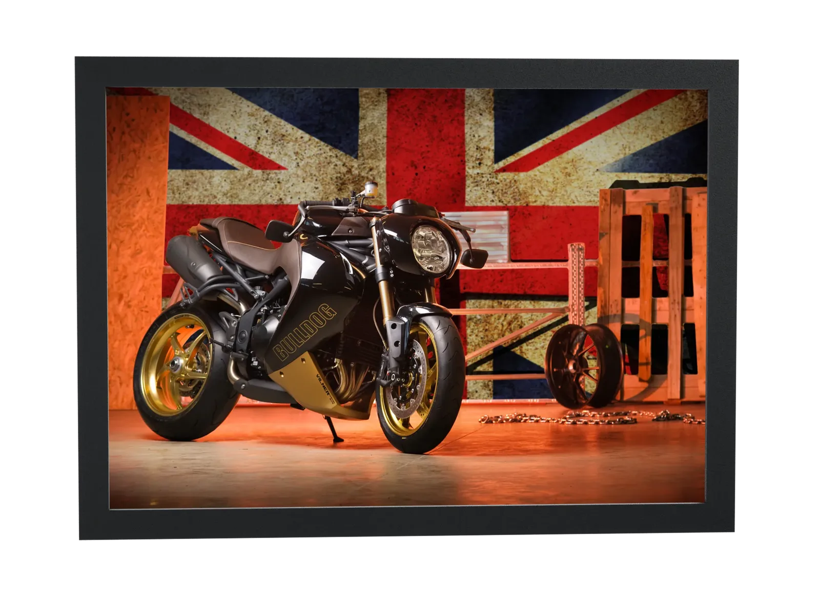 Moto custom diante da bandeira britânica