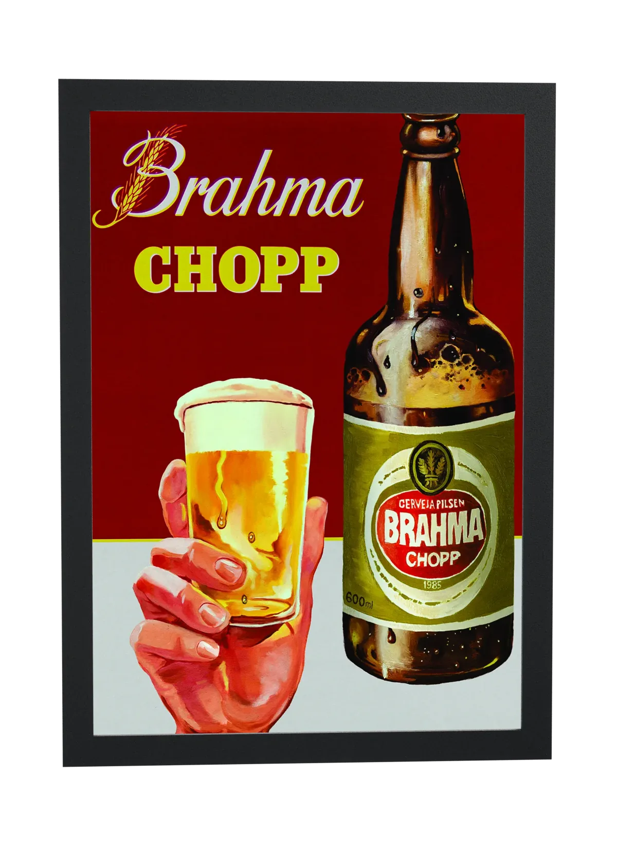 Brahma Chopp com copo na mão