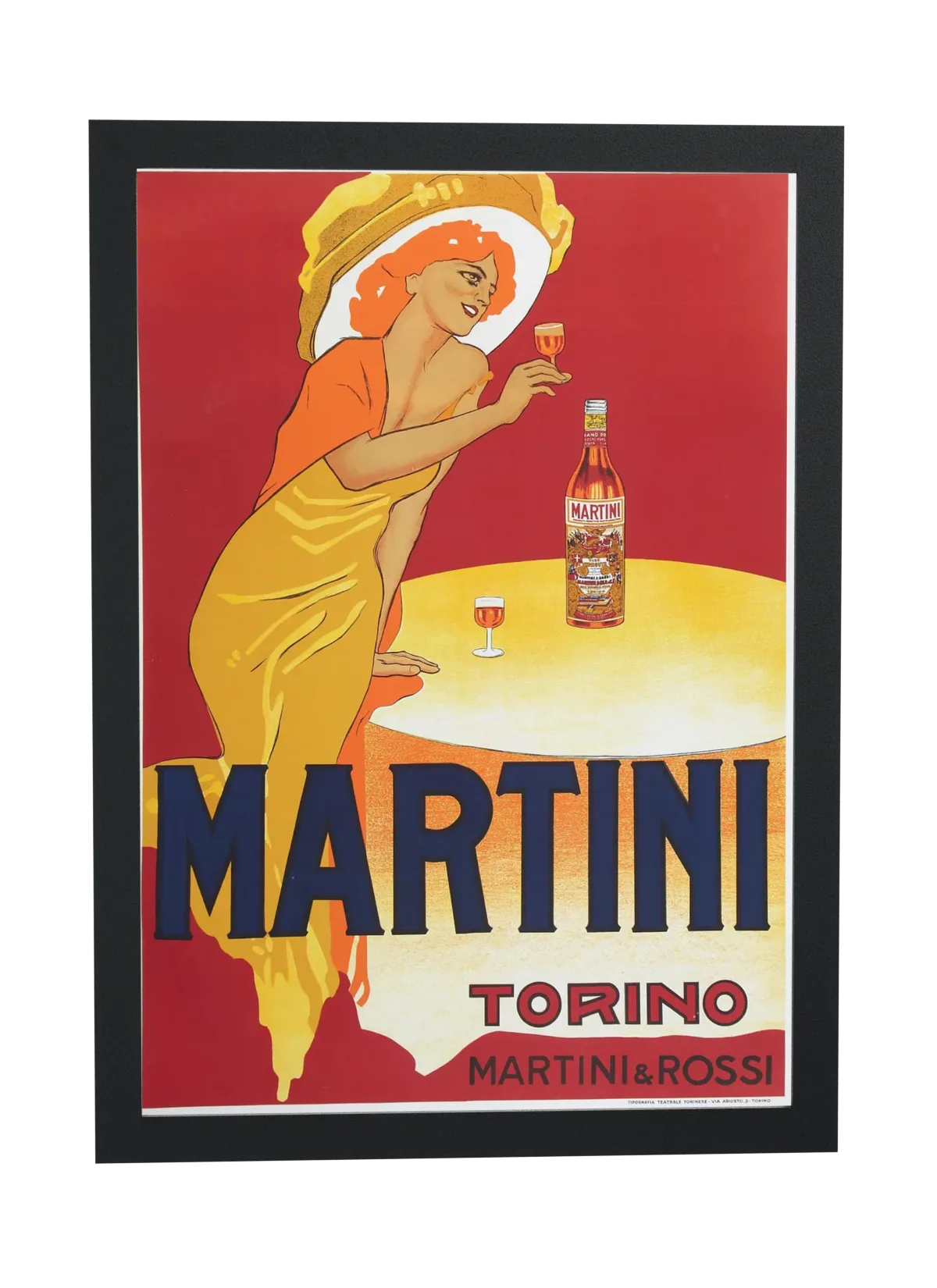 Mulher de chapéu com Martini