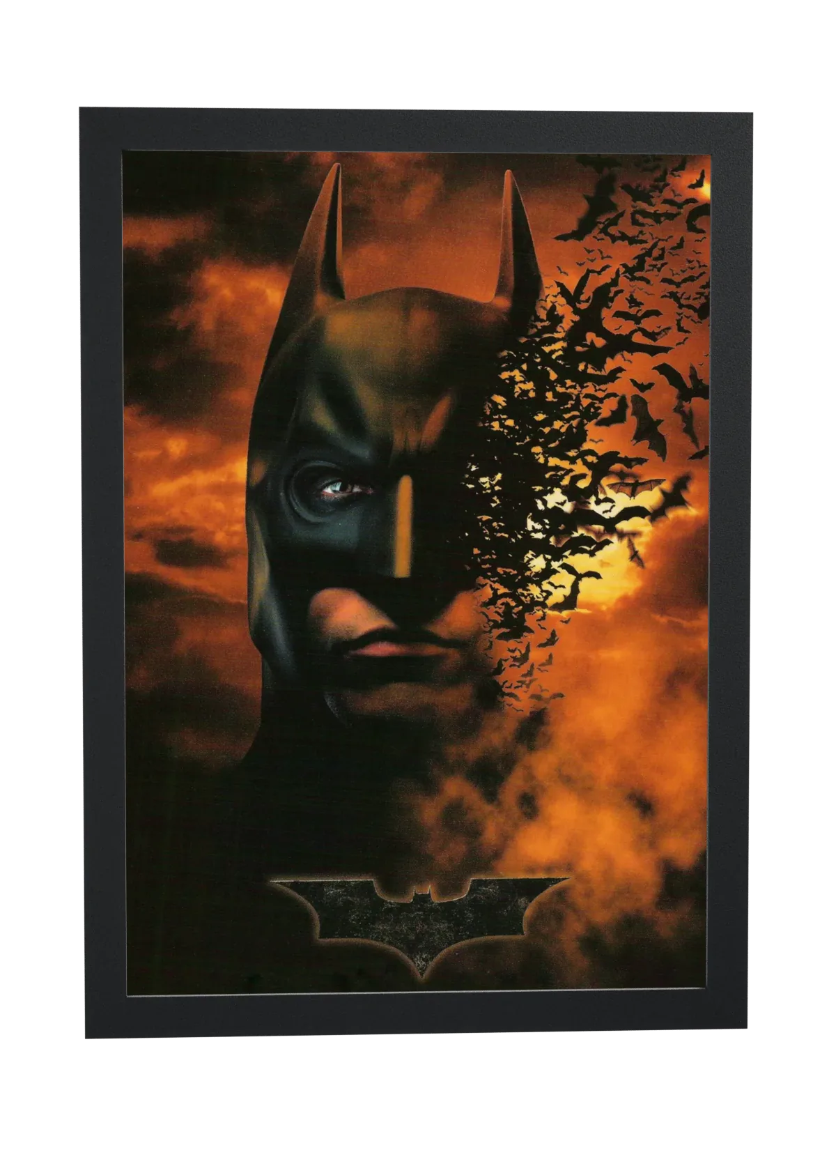 Batman Begins (2005): rosto formado por morcegos