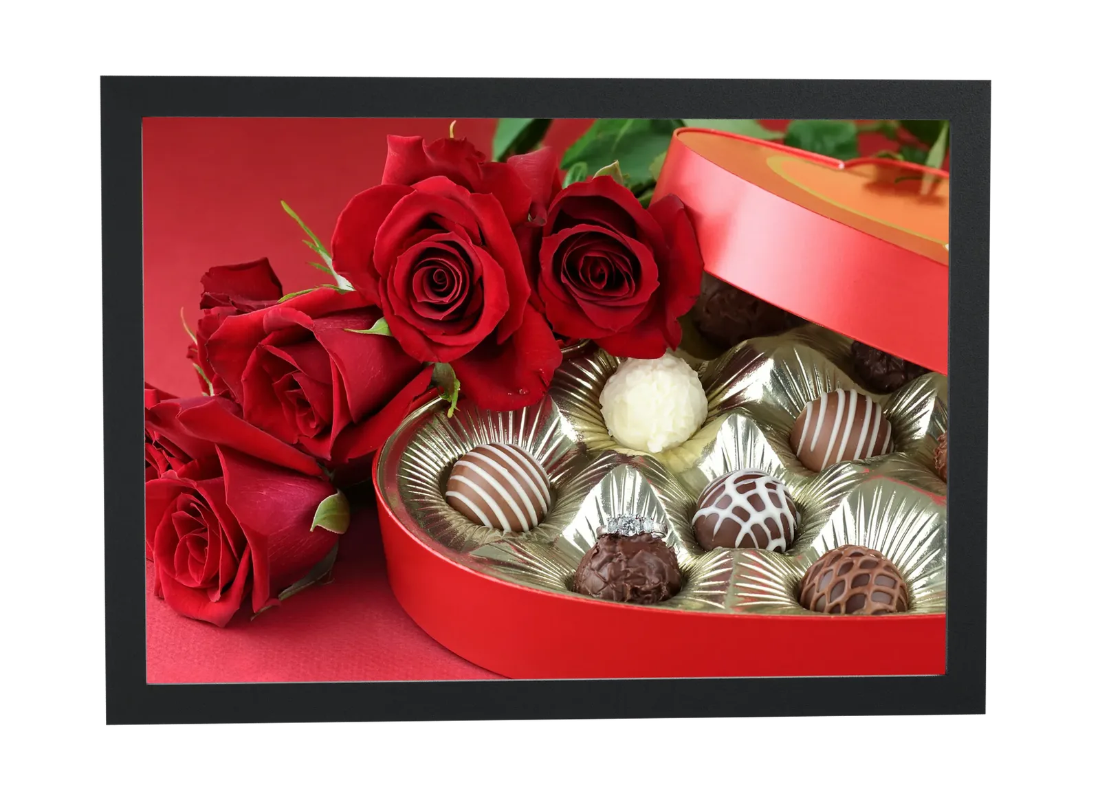 Bombons, rosas e anel de noivado