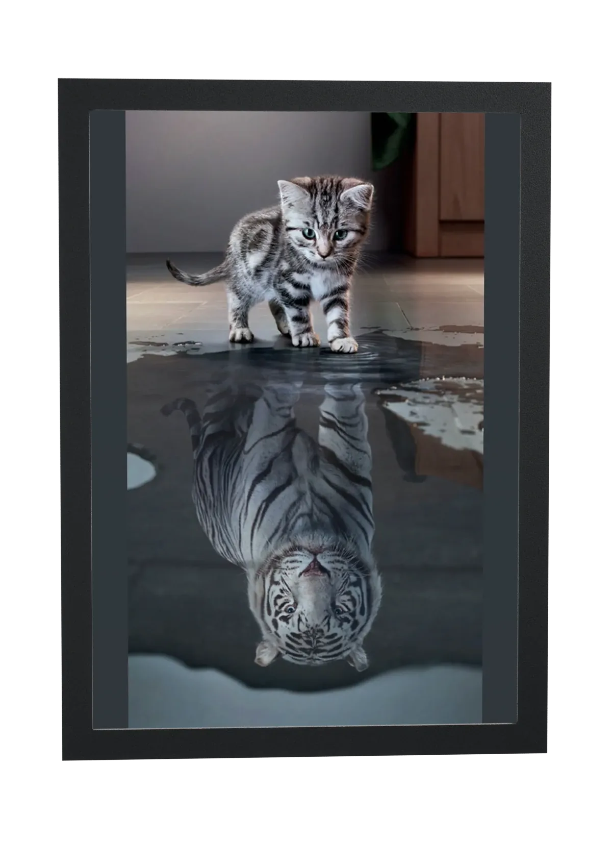 Gatinho com reflexo de tigre