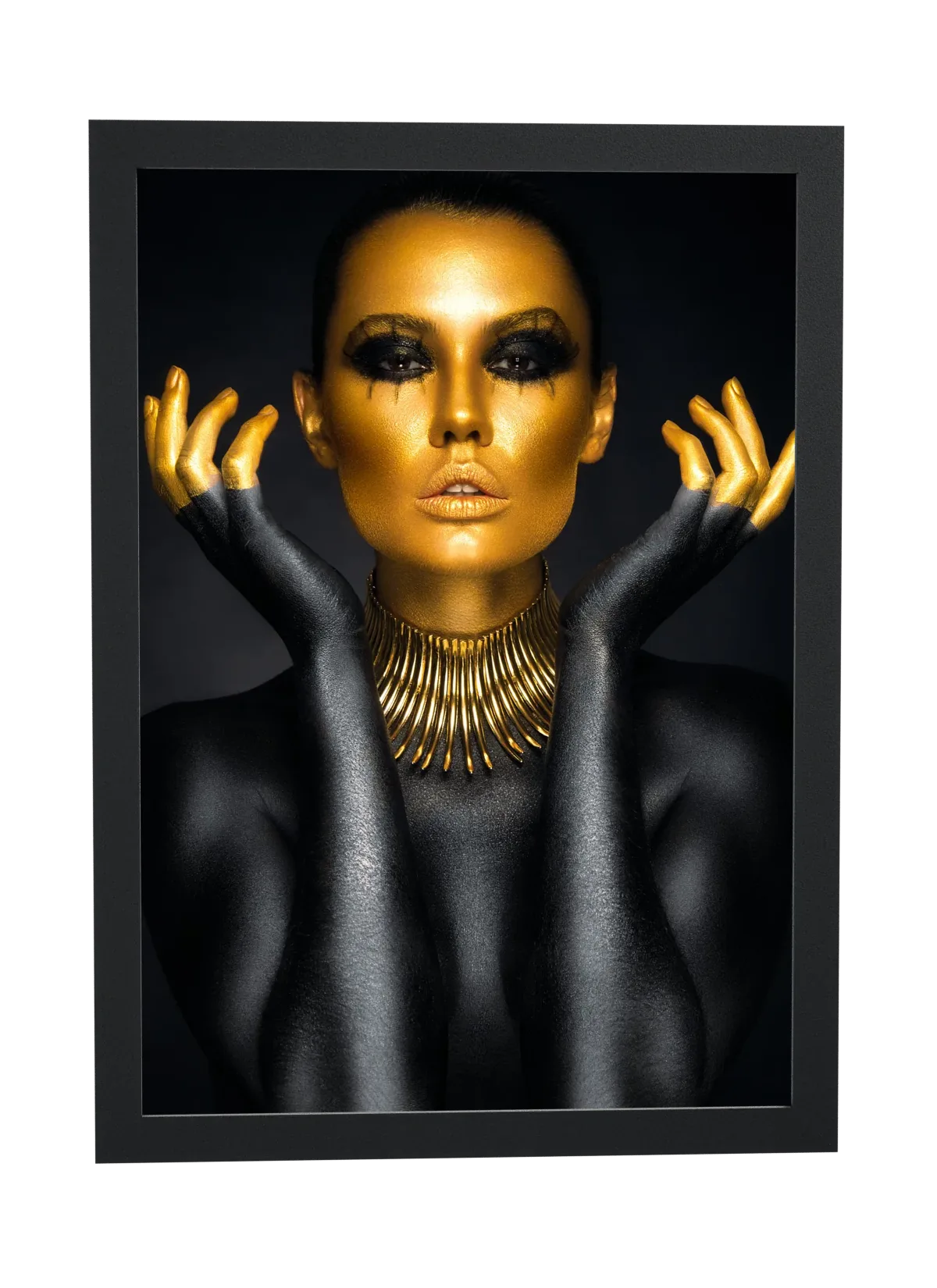 Mulher pintada de dourado