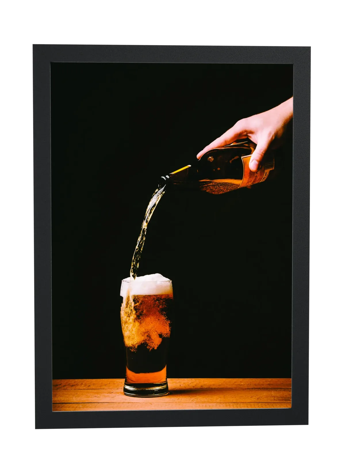 Cerveja sendo servida no copo