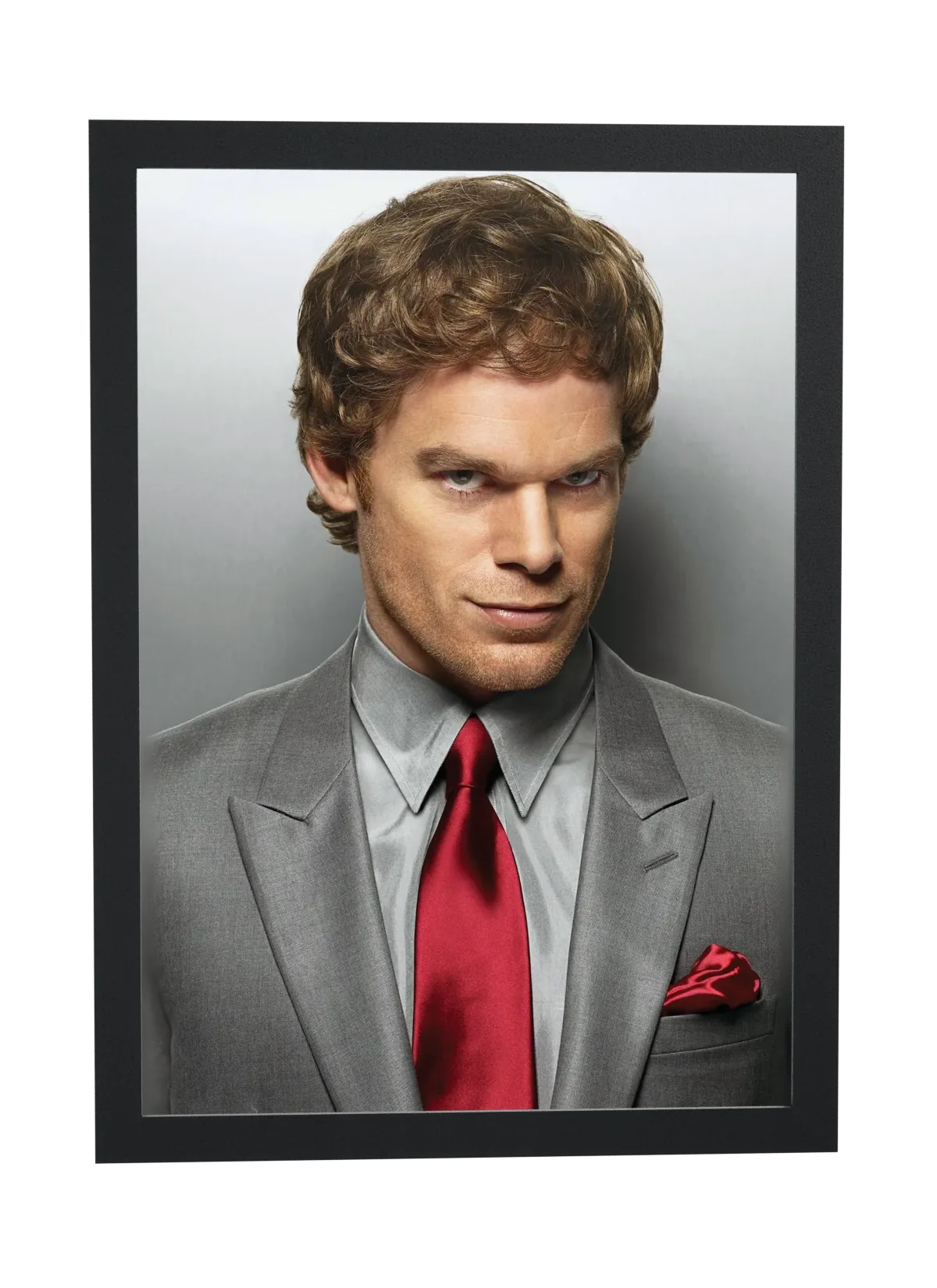 Dexter (2006): terno cinza e gravata vermelha