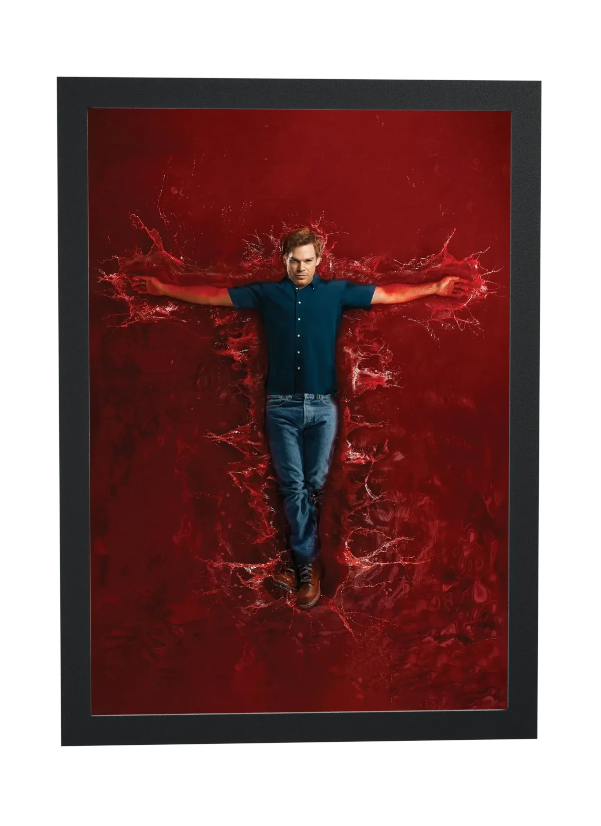 Dexter (2006): pose em cruz no vermelho
