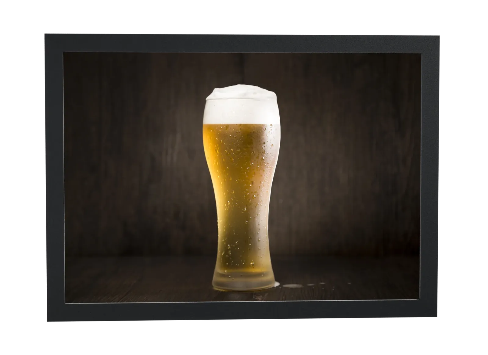Copo de cerveja em mesa escura